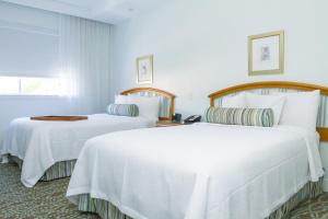 Postel nebo postele na pokoji v ubytování Dorchester Hotel & Suites + 22 fotografií