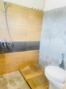 a bathroom with a toilet and a shower at Rahangala edge in Boralanda