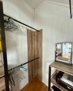 ein Schrank mit Glastür und einem Regal mit Gläsern in der Unterkunft Bugatti Chill in Moncé-en-Belin + 4 Fotos