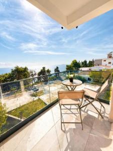 a balcony with a table and chairs and a view at MangaRenga apartments in Šušanj