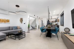 a living room with a couch and a table at Villa Vela in Brzac