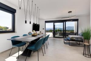 a dining room with a table and chairs at Villa Vela in Brzac