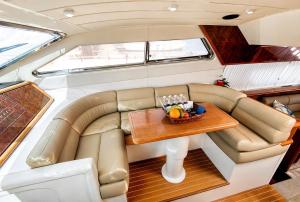 a small table in the back of a boat at Captain Cangrejo Yacht in Cádiz