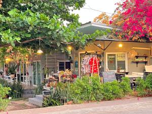 a store with flowers on the side of a building at SlowLife Kohlarn in Ko Larn