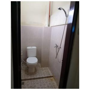 ein Badezimmer mit Toilette und Dusche in der Unterkunft Hotel Brawijaya in Timuran