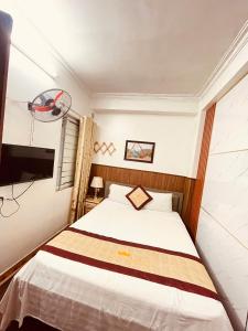 a bedroom with a bed and a basketball hoop at Hà Thành Luxury Hotel in Hanoi +19 photos