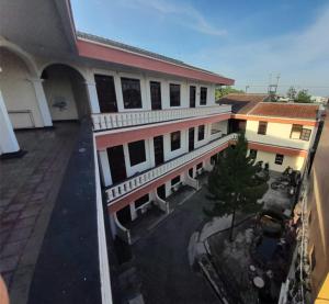 Draufsicht auf ein Gebäude mit Innenhof in der Unterkunft Hotel Brawijaya in Timuran
