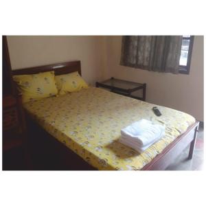 ein Schlafzimmer mit einem Bett, auf dem Handtücher liegen in der Unterkunft Hotel Brawijaya in Timuran + 2 Fotos
