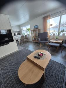 a living room with a coffee table and a couch at Feriehuset Holmen in Straumen