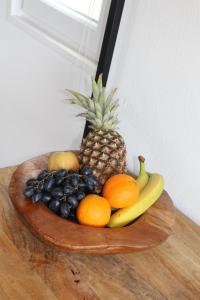 a plate of fruit on a wooden cutting board at Tinyhouse Rhön-Saale in Wülfershausen +8 photos