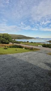 an empty road with a view of the ocean at Feriehuset Holmen in Straumen