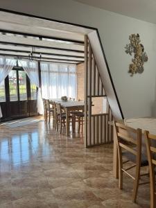 a dining room with a table and chairs at Casa Complex Borsa in Statjunea Borsa