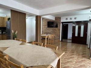 a living room with two tables and a kitchen at Casa Complex Borsa in Statjunea Borsa