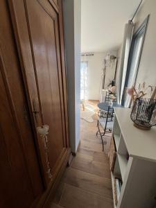 a hallway with a door and a room with a table at Quiniere - 25 m2 indépendant avec piscine - Wifi in Blois