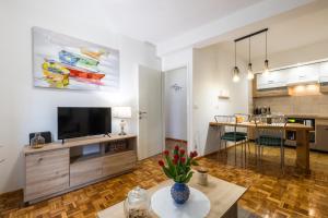 a living room with a television and a table at Apartman Ana Lotre in Vela Luka