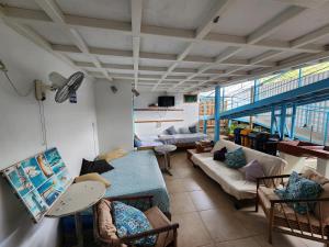 a living room with a couch and a table at Hostel Samara in Sámara