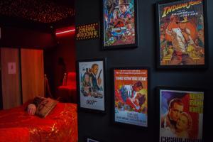 a bedroom with posters on the wall and a bed at Hollywood Spa Jacuzzi - Cinéma in Château-Thierry