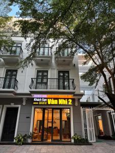 a building with a sign that reads war min at Khách sạn Vân Nhi 2 in Bạc Liêu