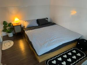 a large bed in a room with a lamp at Mây 2 homestay Phan Rang in Bắc Sớn