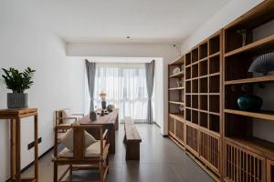 a dining room with a table and some shelves at Shan Tao Inn -山韬客栈- Good location-English reception-Ticket service-Tourism planing-coffee-Laundry-kung fu Tea-Drone gopro rental in Zhangjiajie