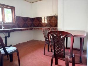 a room with a table and two chairs and a table and a table and chairs at Hiker's Hub in Maskeliya