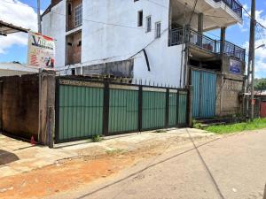 a green gate in front of a building at Hiker's Hub in Maskeliya +1 photo