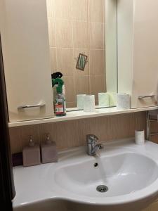 Bilik mandi di Central comfort hotel