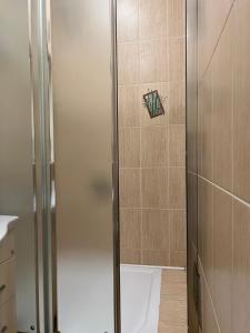 Bilik mandi di Central comfort hotel