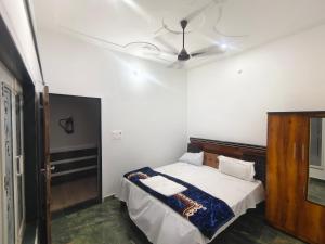 a bedroom with a bed and a ceiling at Anmol Hotel And Restaurant in Chandausi