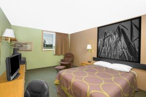 En eller flere senge i et værelse på Super 8 by Wyndham Worthington Minnesota