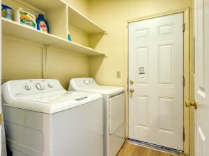 a small laundry room with a washer and dryer at Oakley Bay Area Haven in Oakley +28 photos