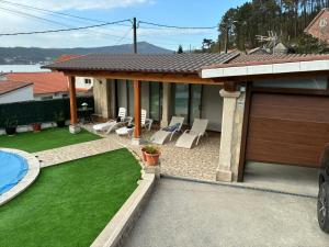 a backyard with a pool and a house at CHEPIBAROS Turismo in San Pedro