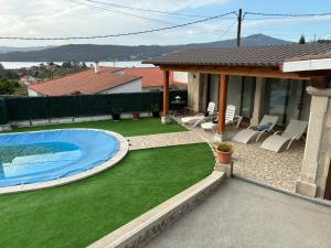 a backyard with a swimming pool and green grass at CHEPIBAROS Turismo in San Pedro