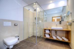 Koupelna v ubytování Hotel Bergkristall + 37 fotografií