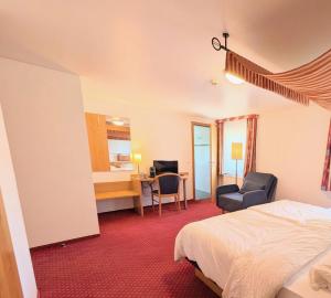 a hotel room with a bed and a desk at Turmhütte in Lauterbach