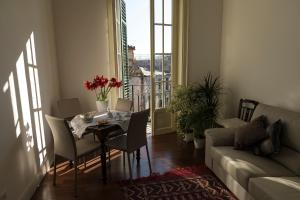 uma sala de estar com uma mesa e um sofá em Ai Lattarini House em Palermo