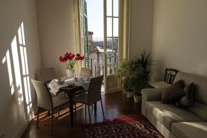 パレルモにあるAi Lattarini Houseのリビングルーム(テーブル、ソファ付)
