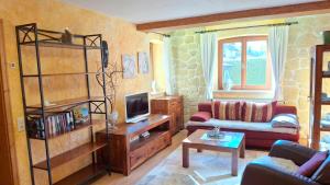 ein Wohnzimmer mit Sofa und Fernseher in der Unterkunft Villa Casa in Bad Tölz