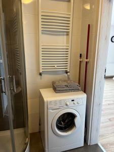 a washer and dryer in a small room at Studio Green in Świebodzice