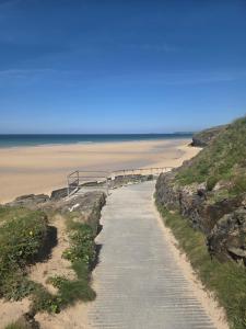 a path leading to a beach with the ocean at 49 Strawberry Hill in Hayle