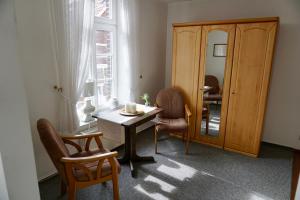 a room with a table and chairs and a mirror at Hotel zum Freiheiter Hof in Raesfeld