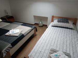 two twin beds in a room withthritisthritisthritisthritisthritisthritisthritisthritisthritis at Mirni krov in Dražice
