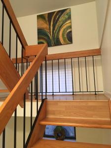 una escalera en una casa con una pintura en la pared en DC Gem, en Washington