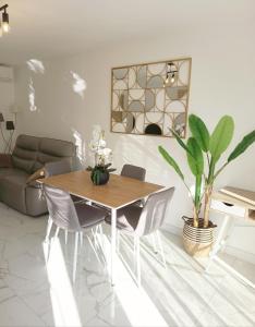 a dining room table and chairs in a living room at LA LIBELLULE de PROVENCE in Morières-lès-Avignon
