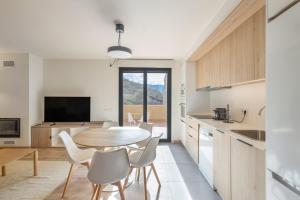a kitchen and dining room with a table and chairs at Be1960 segon in Bagá