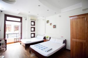 a small room with a bed and a window at Hồng Phát Hostel in Hue