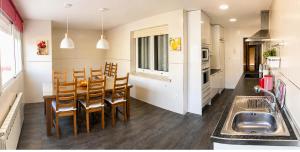 a kitchen and dining room with a table and chairs at Piso de Verano en El Tiemblo in El Tiemblo