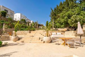 a patio with a couch and a table and stairs at Chambre avec vue panoramique in Noûnouech