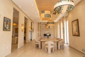 a dining room with a table and chairs at Chambre avec vue panoramique in Noûnouech