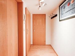 a hallway with a door in a room at SkyNest Pirna gemütliches Dachstudio mit Stadtblick in Pirna